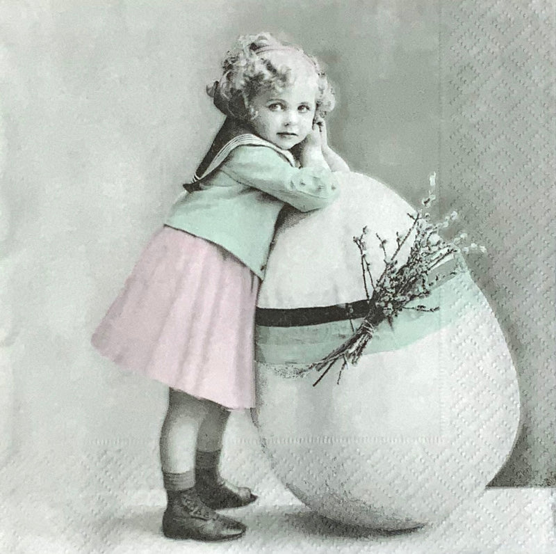 Chica con huevo de Pascua