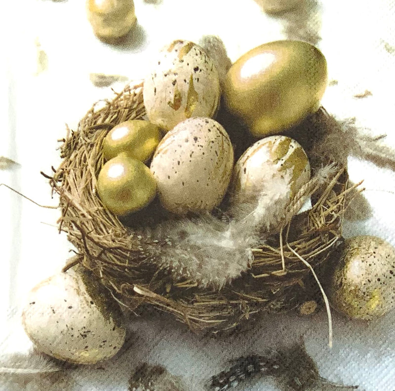 Huevos de Pascua dorados en el nido.