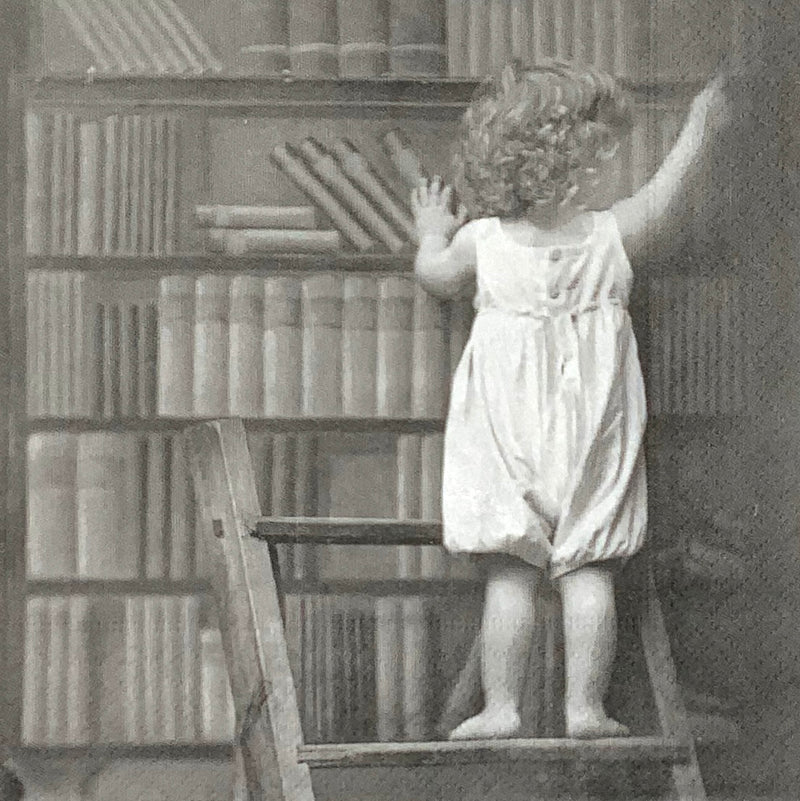 Kind am Bücherregal