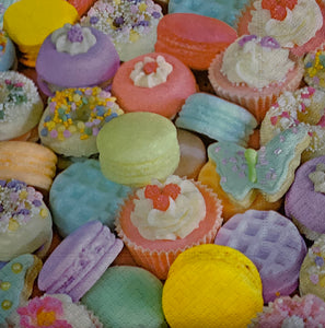 Macarons y muffins coloridos