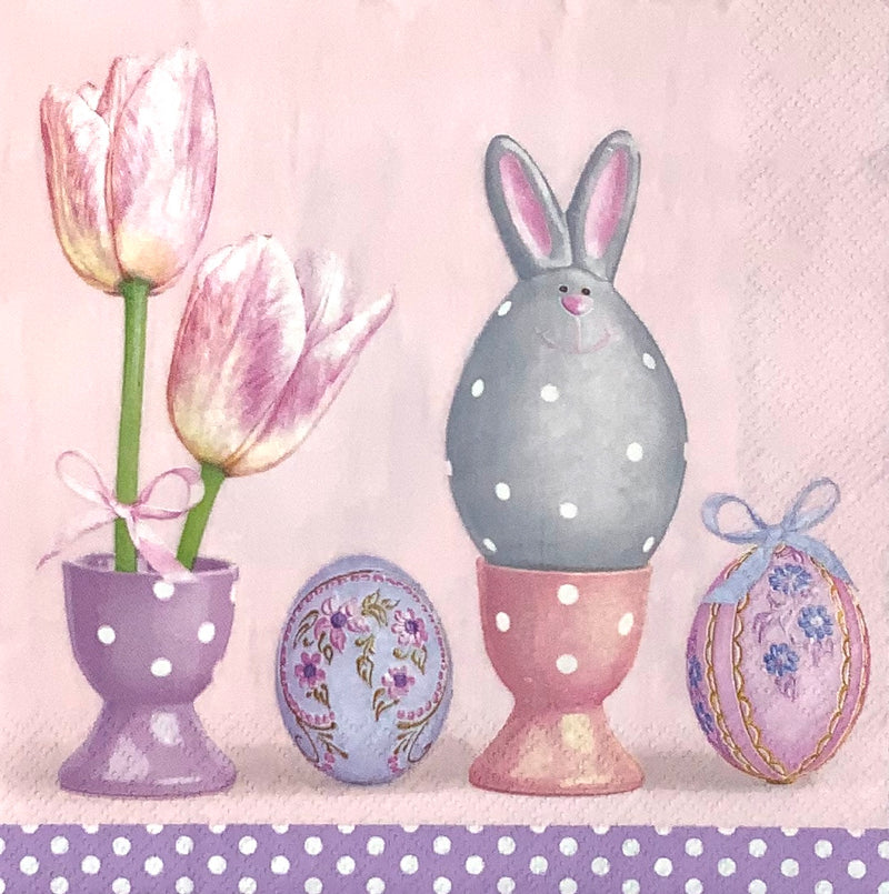 Conejo gris sobre huevos y tulipanes